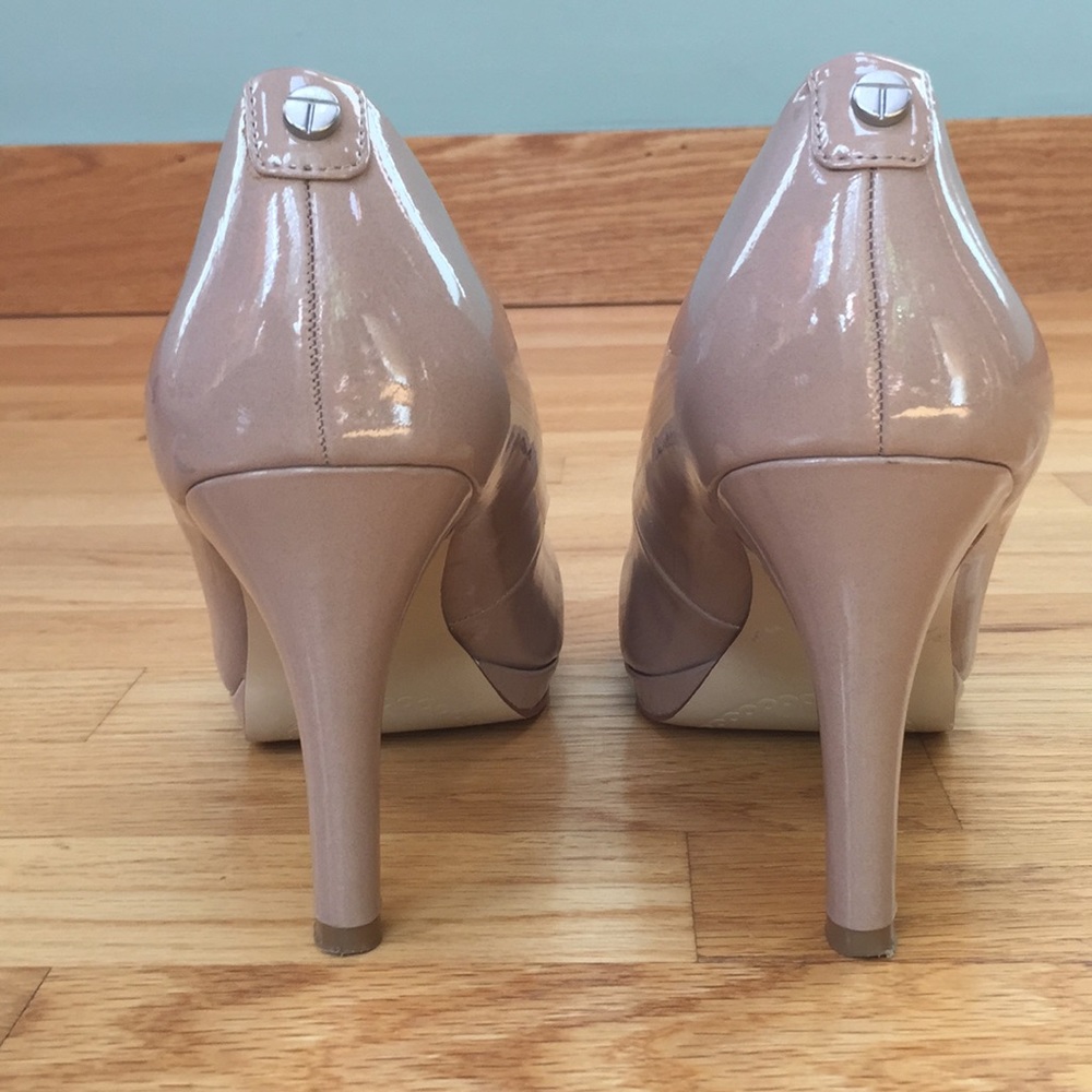 Tahari Nude Patent Leather Heels | Size 9